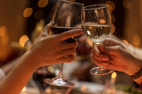 Primer plano de las manos tostando vino en la fiesta de Navidad — Foto de Stock