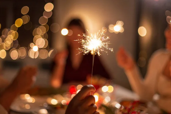 Κοντινό πλάνο του χεριού με sparkler στο χριστουγεννιάτικο πάρτι — Φωτογραφία Αρχείου