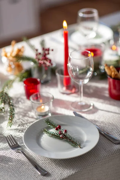 Mesa de jantar de Natal servindo em casa — Fotografia de Stock