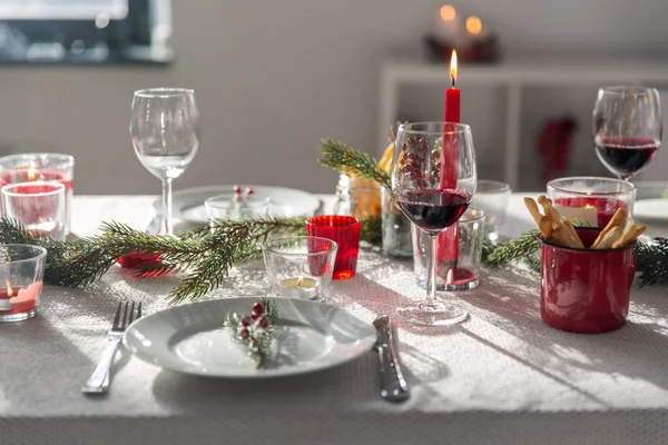 Mesa de jantar de Natal servindo em casa — Fotografia de Stock