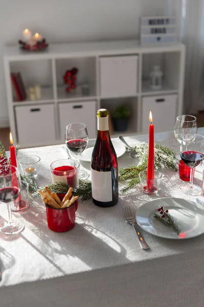 Kerstdiner feesttafel serveren thuis — Stockfoto
