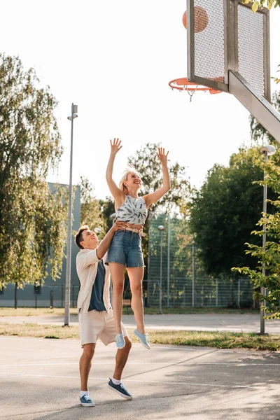 Mutlu çift oyun bahçesinde basketbol oynuyor. — Stok fotoğraf