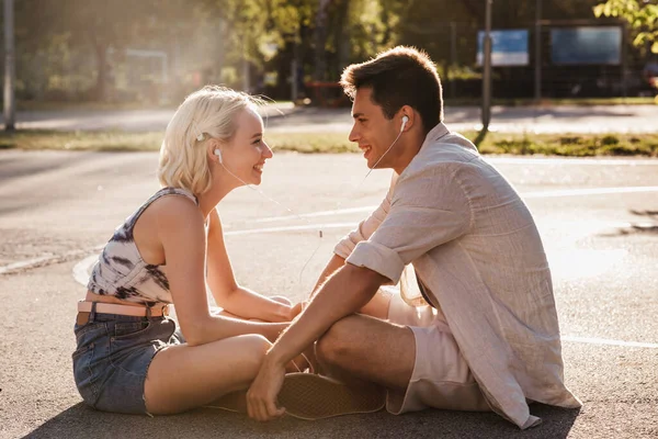 Casal feliz com fones de ouvido ouvindo música — Fotografia de Stock