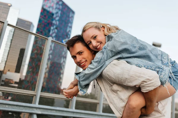 Heureux jeune couple s'amuser sur le toit parking — Photo