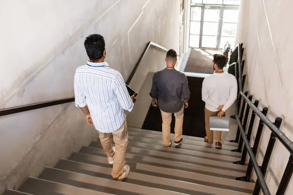 Mężczyźni schodzący po schodach biurowych i mówiący — Zdjęcie stockowe