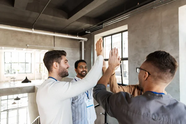 Gente de negocios haciendo alta cinco gesto en la oficina — Foto de Stock