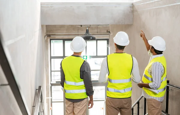 Arquitectos en cascos en la oficina — Foto de Stock