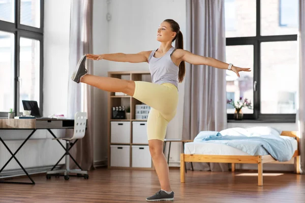 Feliz adolescente haciendo ejercicio en casa — Foto de Stock