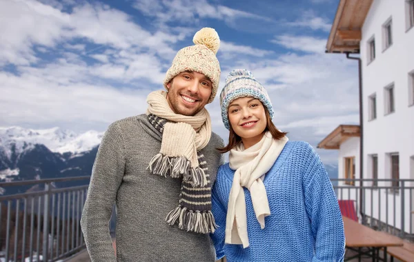 Couple sur les montagnes et station de ski en hiver — Photo