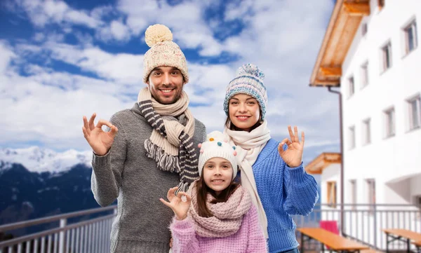 冬にはOKジェスチャーを見せる幸せな家族 — ストック写真