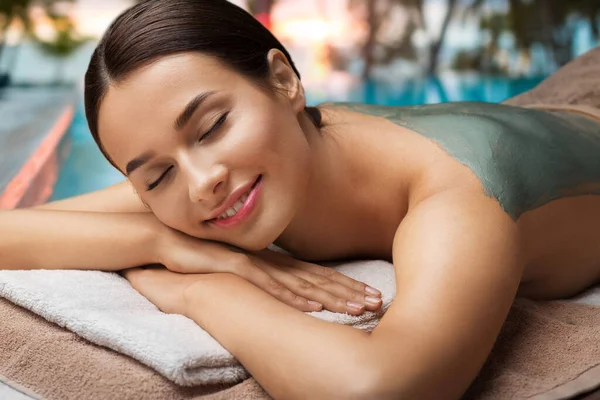 Woman with blue clay mask in spa over beach — Stock Photo, Image