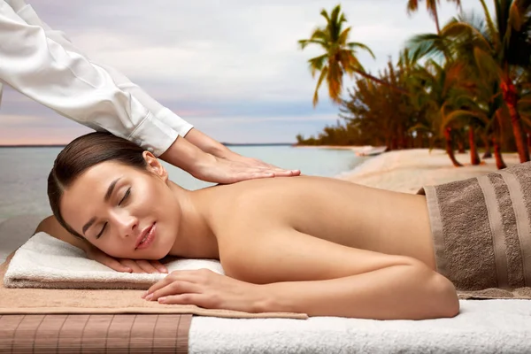 Mujer acostada y teniendo masaje de espalda en el spa —  Fotos de Stock