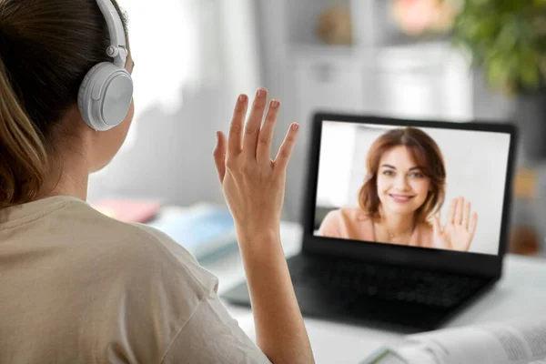 Estudante com laptop ter chamada de vídeo em casa — Fotografia de Stock