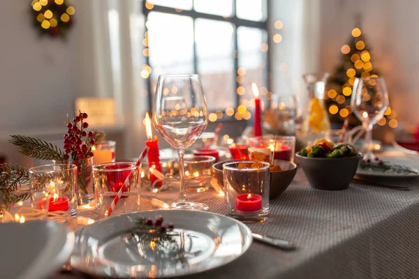 Τραπέζι σερβιρίσματος για χριστουγεννιάτικο δείπνο στο σπίτι — Φωτογραφία Αρχείου