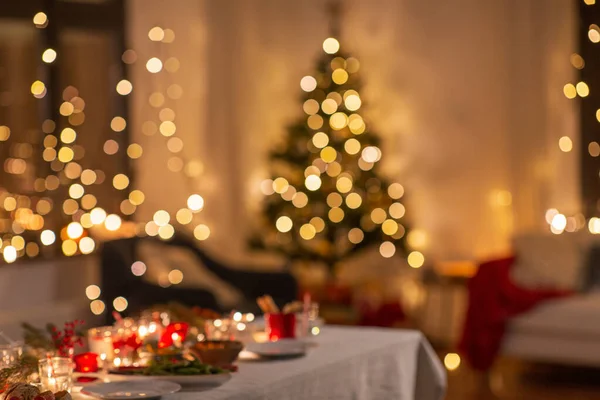 Θολό τραπέζι σερβιρίσματος για χριστουγεννιάτικο πάρτι στο σπίτι — Φωτογραφία Αρχείου