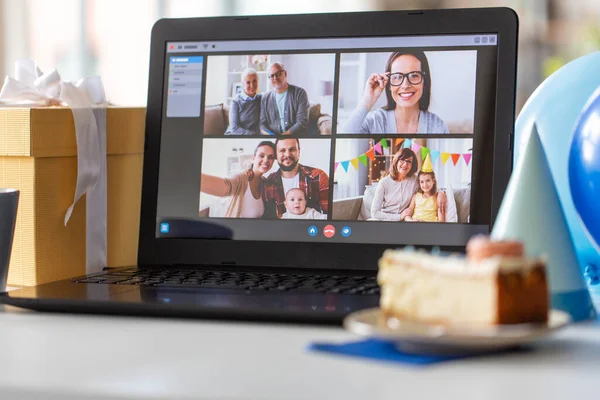 Laptop videohívással vagy online születésnapi bulival — Stock Fotó