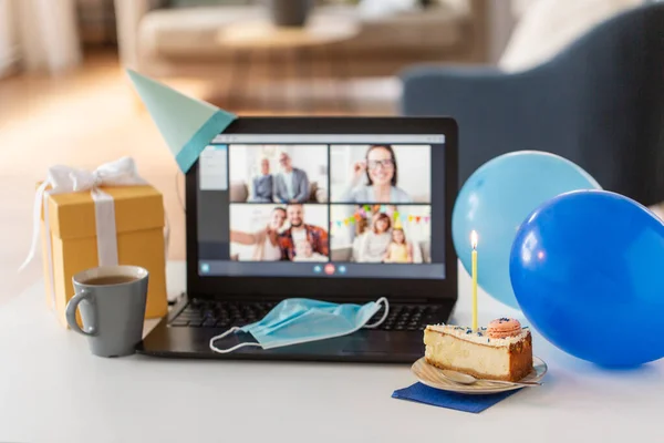 Pastel de cumpleaños y portátil con videollamada en pantalla —  Fotos de Stock