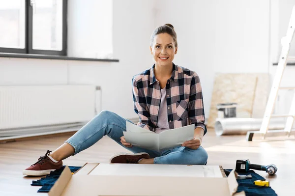 Glad leende kvinna montera möbler hemma — Stockfoto