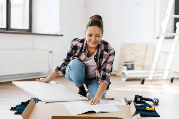 Kvinna med manuell montering av nya möbler hemma — Stockfoto