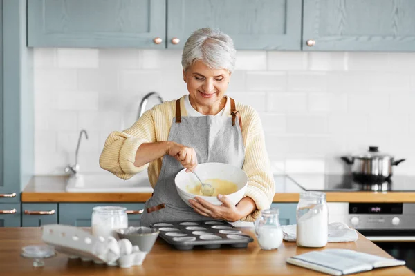 Glückliche Frau kocht zu Hause in der Küche — Stockfoto
