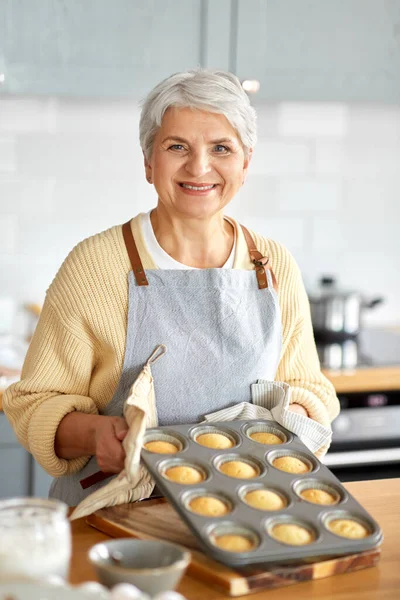 Nő sütemények sütés penész a konyhában — Stock Fotó