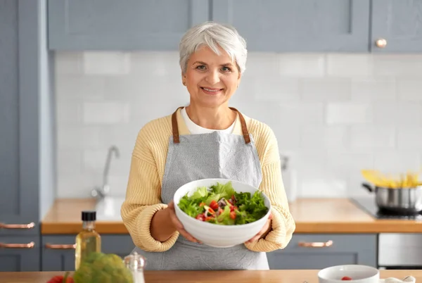 家庭のキッチンでサラダを作る幸せな女性 — ストック写真