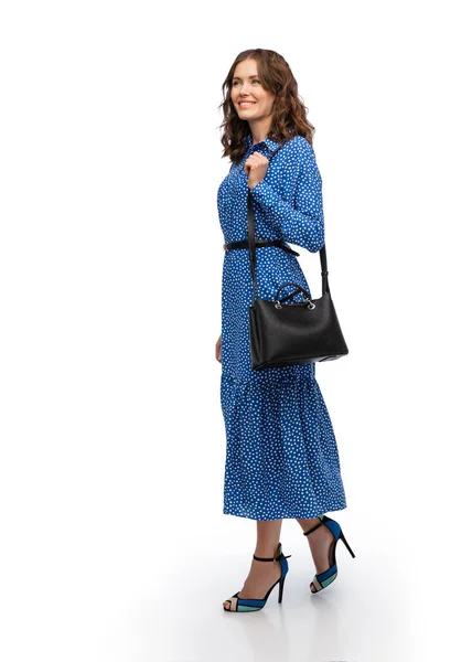 Mujer feliz en vestido azul con bolso caminando — Foto de Stock