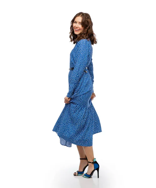 Счастливая улыбающаяся красивая молодая женщина в синем платье — стоковое фото