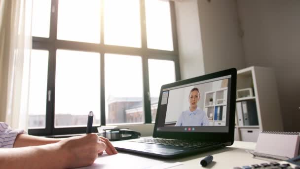 Kobieta z laptopem mając wideo rozmowy w biurze — Wideo stockowe