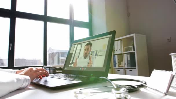 Lekarz z laptopem mający rozmowę wideo w szpitalu — Wideo stockowe