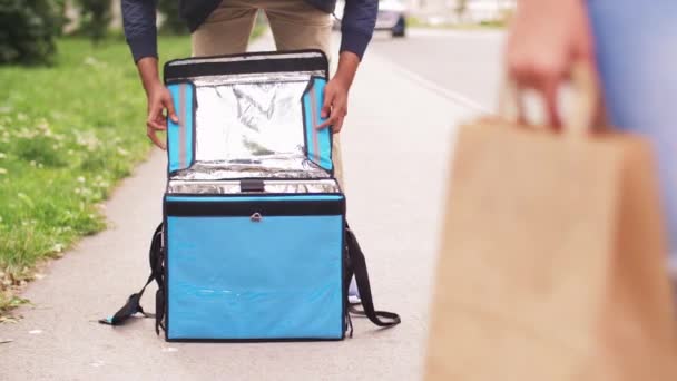 Food delivery man closing thermal insulated bag — Stock Video