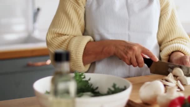 Kéz a nő aprítás champignon a konyhában — Stock videók