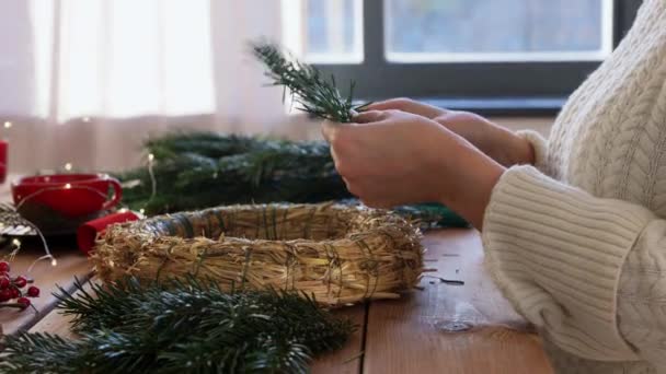 Mujer haciendo abeto corona de Navidad en casa — Vídeo de stock