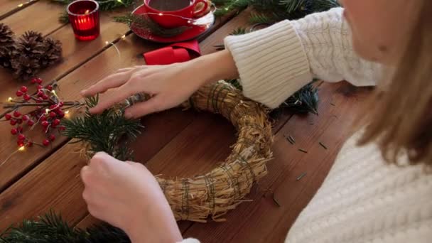 Donna che fa ghirlanda di Natale abete a casa — Video Stock
