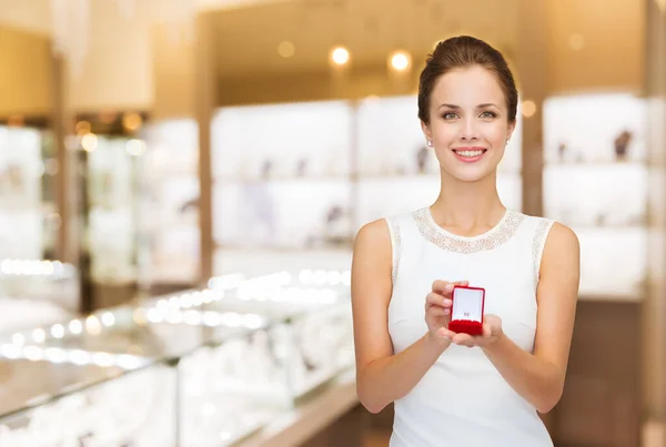 Vrouw met ring in geschenkdoos bij juwelier — Stockfoto