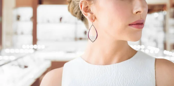 Frau trägt Perlenohrring im Juweliergeschäft — Stockfoto