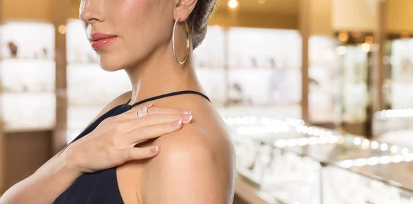 보석 가게에서 다이아몬드 반지를 끼고 있는 여자 — 스톡 사진