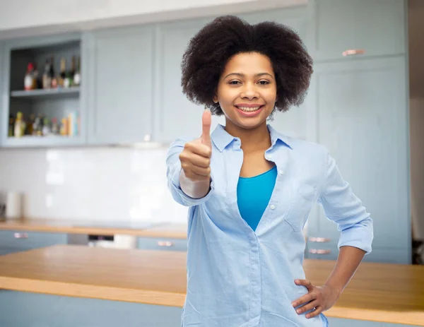 Mulher feliz mostrando polegares para cima na cozinha — Fotografia de Stock