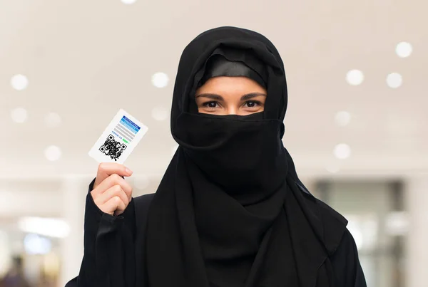 Kvinna i hijab med immunitetspass qr-kod — Stockfoto
