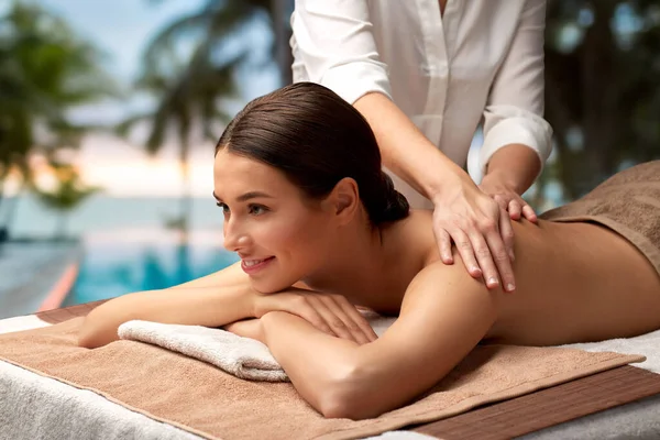 Mujer acostada y teniendo masaje de espalda en el spa — Foto de Stock