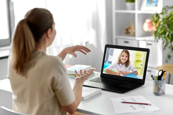 Guru dengan laptop memiliki panggilan video di rumah — Stok Foto