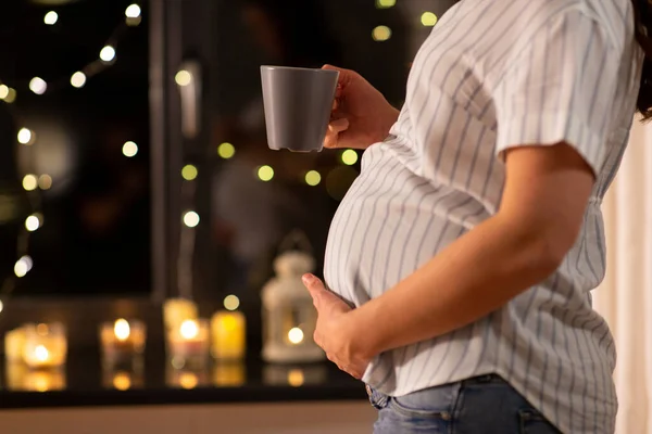 Close up van zwangere vrouw thuis met het drinken van thee — Stockfoto