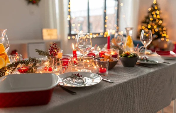 Asztal szolgálja fel a karácsonyi vacsora party otthon — Stock Fotó