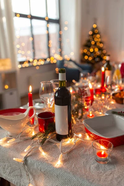 Bouteille de vin sur la table servi pour la fête de Noël — Photo