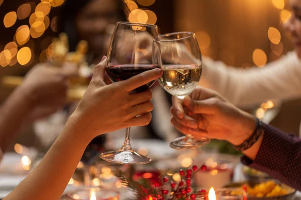 Primer plano de las manos tostando vino en la fiesta de Navidad — Foto de Stock
