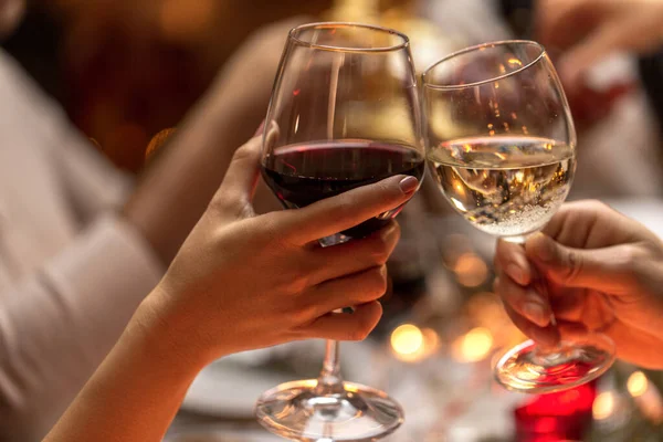 Zbliżenie rąk toasting wina na przyjęciu świątecznym — Zdjęcie stockowe
