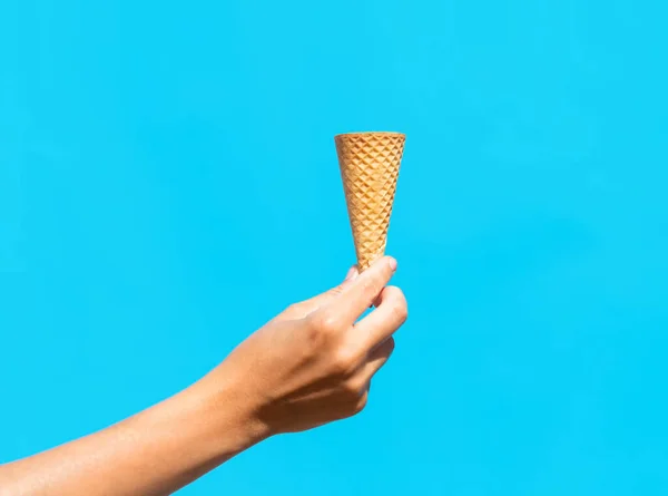 Primer plano de la mano sosteniendo cono de helado vacío — Foto de Stock