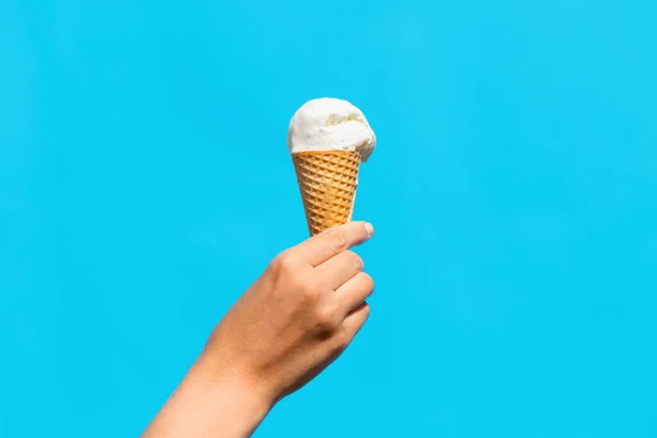 Primer plano del cono de helado de gofre de mano — Foto de Stock