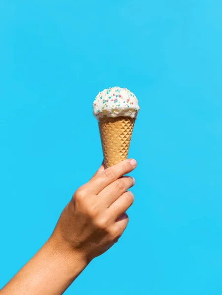 Primer plano del cono de helado de gofre de mano — Foto de Stock