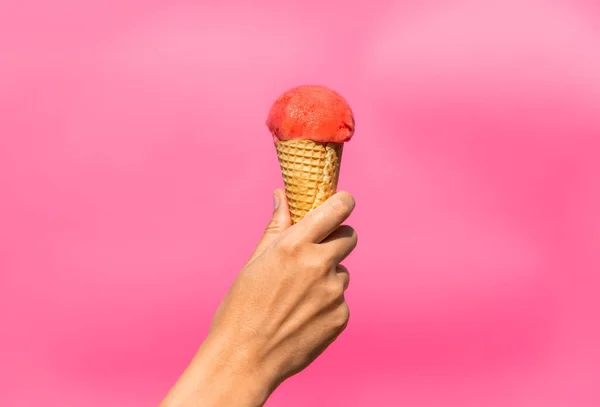 Close up of hand holding waffle ice cream cone — Stock Photo, Image